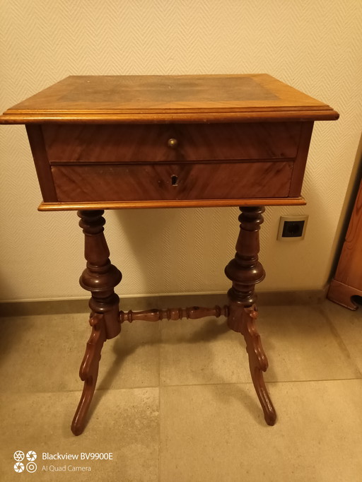 Mesa de costura con pequeños defectos.