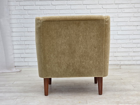 Image 1 of Fauteuil danois des années 1970, velours d'ameublement vert original, pieds en bois de teck