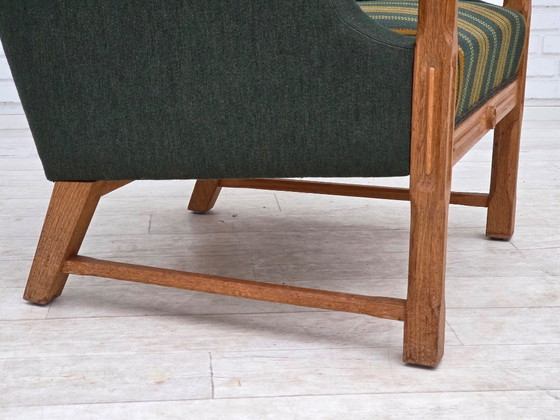 Image 1 of Fauteuil danois des années 1970, en laine verte, avec revêtement en chêne massif.
