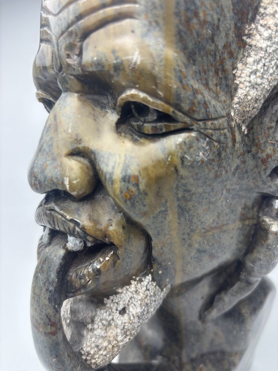 Image 1 of Busto Shona intagliato a mano raffigurante un uomo con una pipa – Pietra serpentina – Circa 25 cm – Zimbabwe