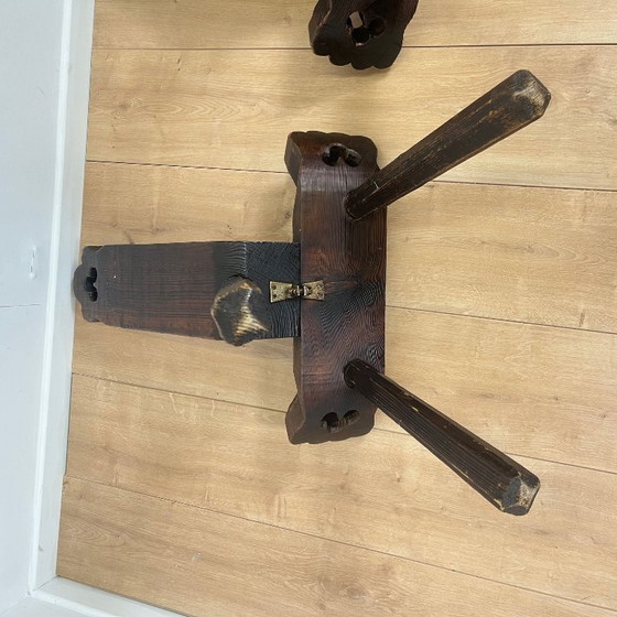 Image 1 of Coppia di sedie basse brutaliste a treppiede in legno massello, metà del XX secolo.