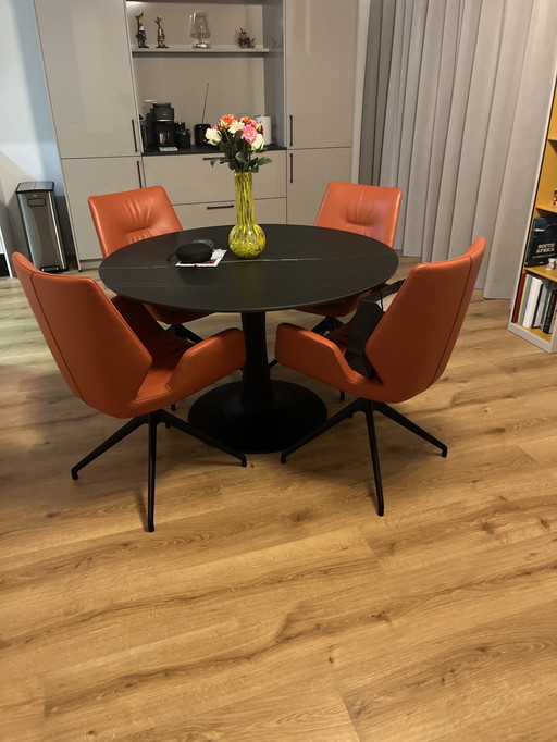 Leolux table with chairs