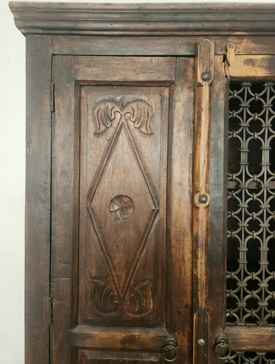 Massiver Kolonialer Antiker Holzschrank Mit Geschnitzten Türen Und Eisengitter Handgeschmiedet, Unikat, Bali (photo 7 of 15)