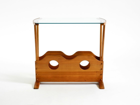 Image 1 of Preciosa mesa auxiliar moderna de mediados de siglo con revistero, fabricada en madera de fresno y cristal.