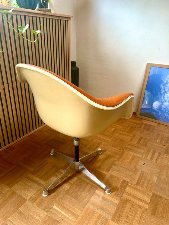 Bellissima poltrona a secchiello vintage Eames PAC di Vitra – Sedie da ufficio, Textile, Aluminium (photo 7 of 11)