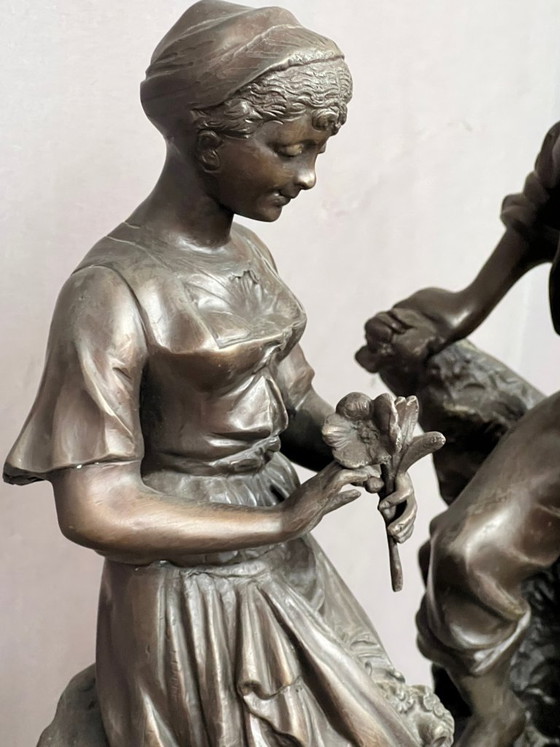 Paire de statuettes en bronze sur un piédestal en marbre., Sculptures, Marron, Figuratief (photo 5 sur 5)
