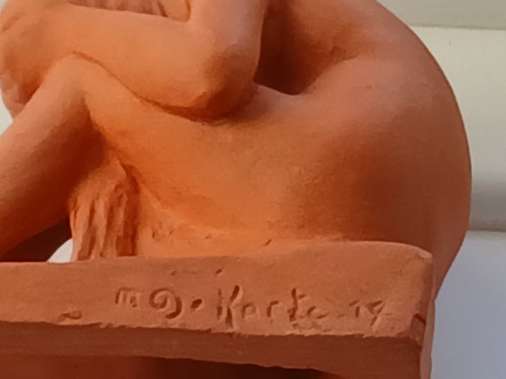 Terrakotta-Skulptur „Weinende Frau“ von Maurice De Korte – M de korte, Dekorative Objekte, Other (photo 8 of 8)