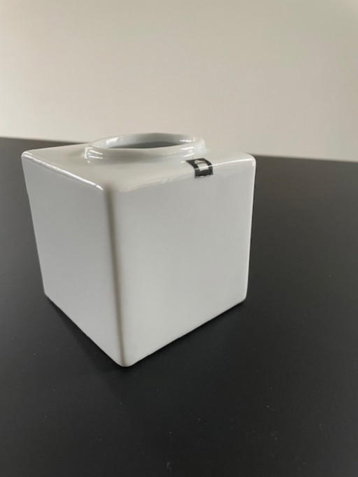 Jarrón cúbico Serax: diseño elegante en cerámica blanca.