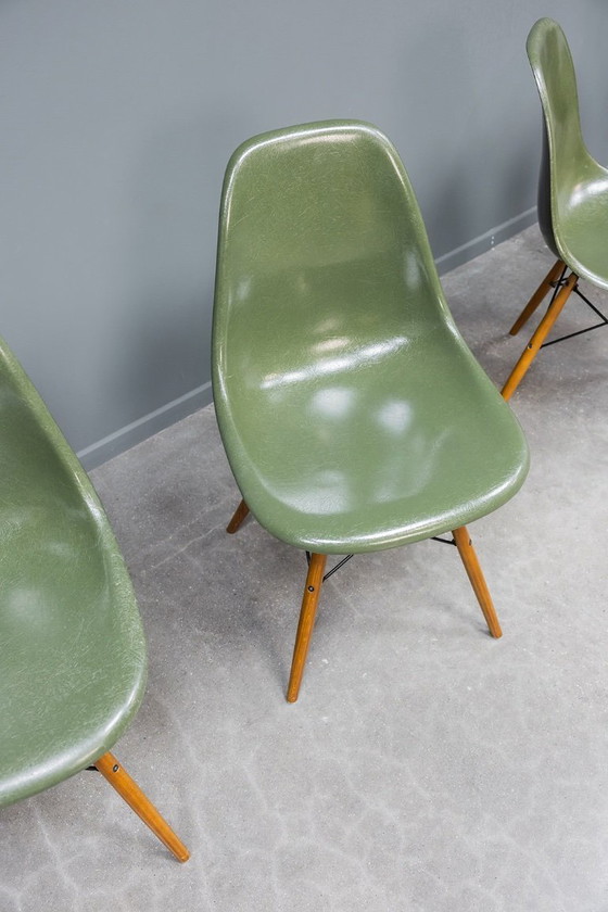Image 1 of Eames DSW Forest groene glasvezelstoelen, 4 stuks