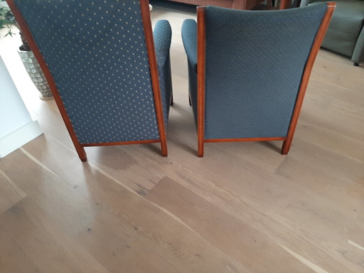 1 Men's armchair and 1 Women's armchair