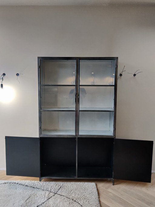 Metal industrial display case Loods5
