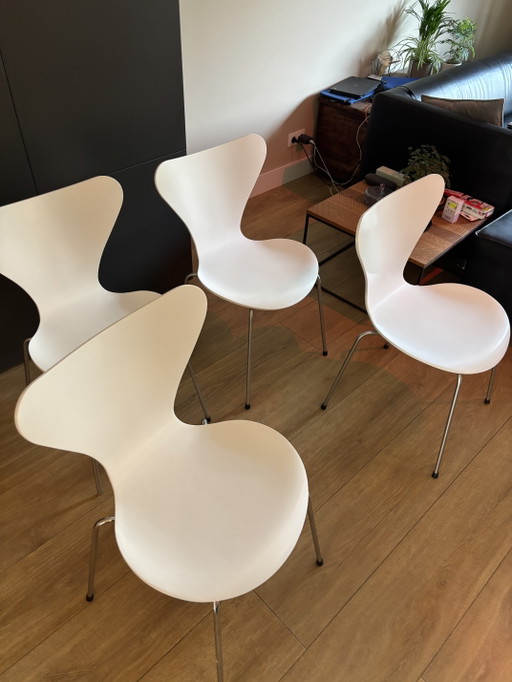 4 Originele Vlinderstoelen (Serie 7) – Professioneel Gespoten Wit