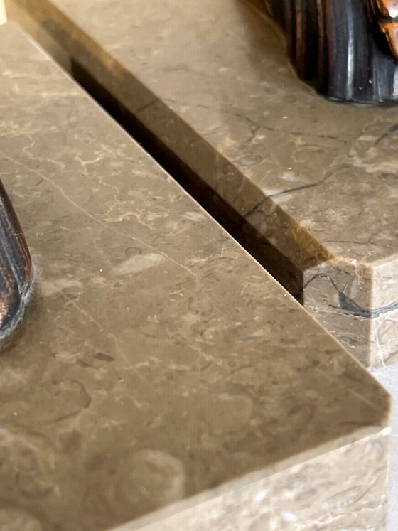 Image 1 of Serre-livres Art Déco en régule patiné – paire animalière stylisée – socles en marbre taupe – années 1930