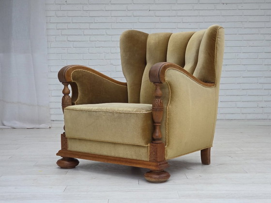 Image 1 of Fauteuil danois des années 1960, velours vert, bois de chêne massif sculpté.