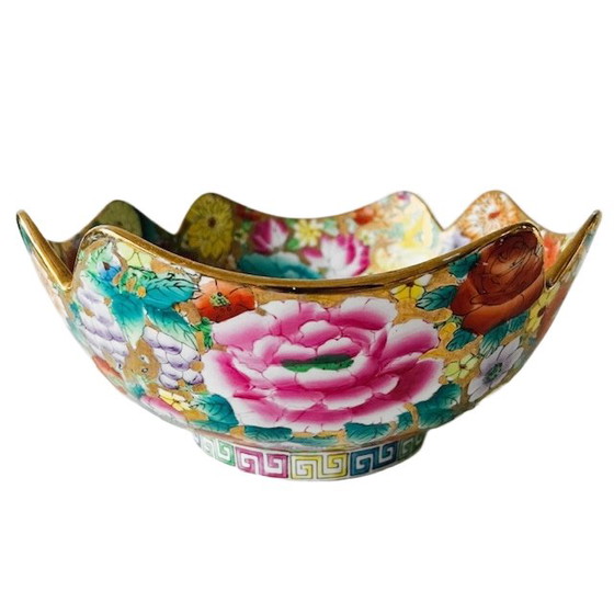 Image 1 of Vintage Chinese kleurrijke handgeschilderde schaal goud bloemen 1960's