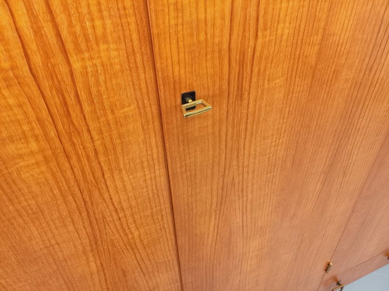 Image 1 of Vintage kledingkast in modernistische stijl van teakhout en metaal uit de jaren 60.