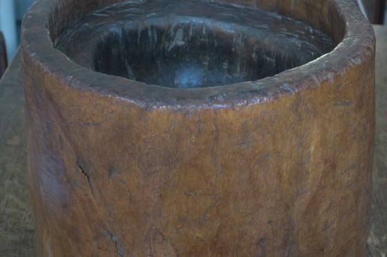 Image 1 of Table basse ancienne à mortier sculptée à la main avec plateau circulaire en verre