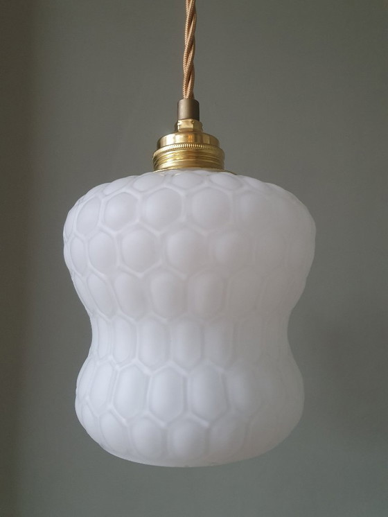 Image 1 of Set Vintage hanglampen -  opaline glas met honingraat textuur