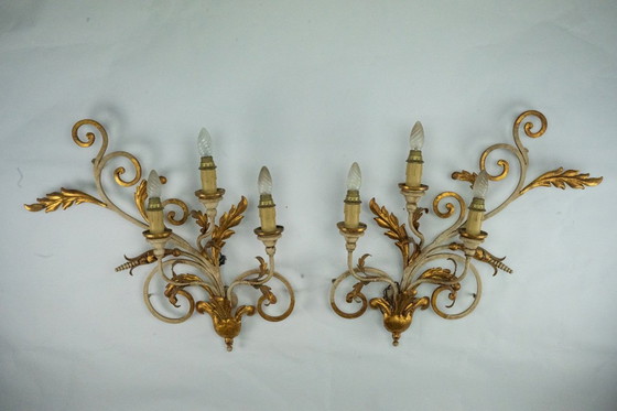 Image 1 of Coppia di grandi lampade da parete floreali in metallo dorato e laccato. Italia anni '60