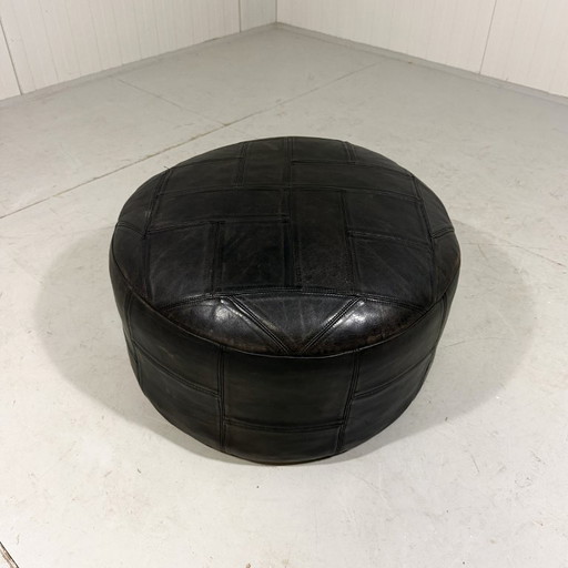 Pouf De Sede in pelle nera con inserti patchwork, anni '70