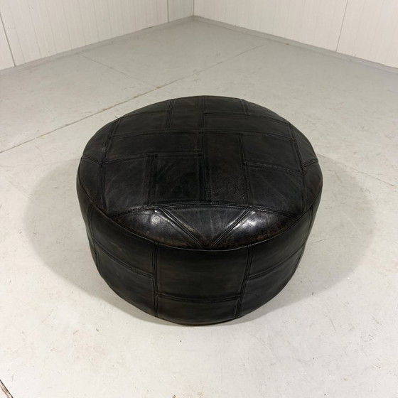 Image 1 of Pouf De Sede in pelle nera con inserti patchwork, anni '70