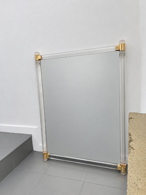 Vintage Italiaanse Wandspiegel, jaren 70 – Hollywood Regency Stijl – Gecanneleerde Lucite Kolommen en Verguld Messing (93x73 cm)