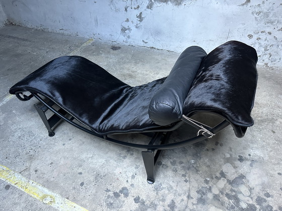 Image 1 of Vintage LC4 Chaise Longue zwart – Cassina