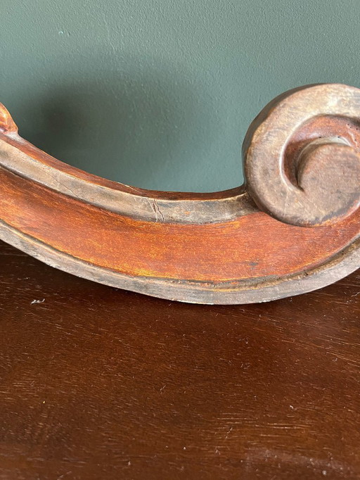 Hand-carved wooden supraporte in baroque style. Probably made in the early 1900s and in very good condition.