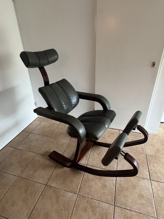Stokke Duo Balans Chaise Ergonomique à Genoux – Peter Opsvik – Chaises de bureau, Leather, Wood (photo 13 of 15)