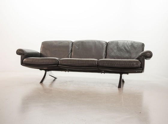 Image 1 of Exquisite De Sede Schwarzes Lederband genäht Dreisitzer Sofa DS31. Schweiz, 1960er Jahre.