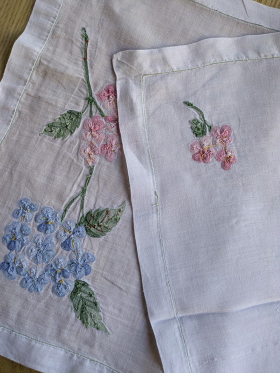 Image 1 of Vintage hand-embroidered set and matching napkin – Two-tone hydrangeas

