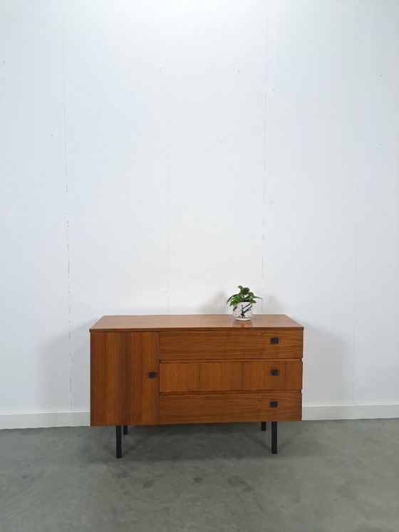 Image 1 of Zapatero con espacio de almacenamiento y tiradores negros.