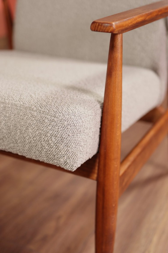 Image 1 of Poltrona e poggiapiedi in bouclé bianco dal design moderno