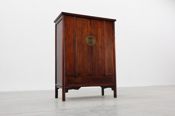 Image 1 of Großer chinesischer Hochzeits- oder Konusschrank aus Holz aus der Qing-Dynastie, 19. Jahrhundert