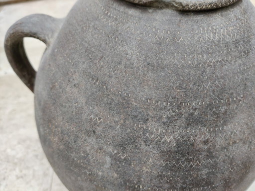 Pot ancien en terre cuite brun foncé avec anses et décorations