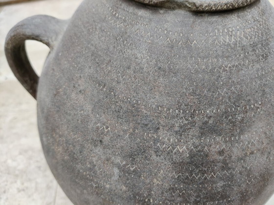 Image 1 of Pot ancien en terre cuite brun foncé avec anses et décorations