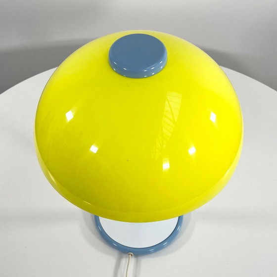 Image 1 of Blauwe en gele postmoderne tafellamp van metaal en kunststof, jaren 80