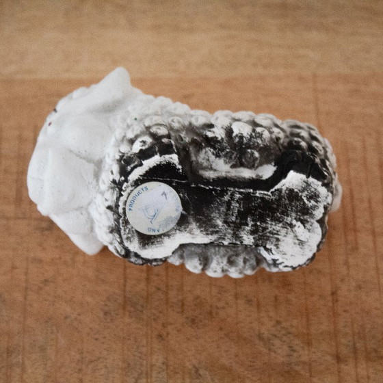 Image 1 of Figurine de mouton vintage faite à la main : un design unique et ludique