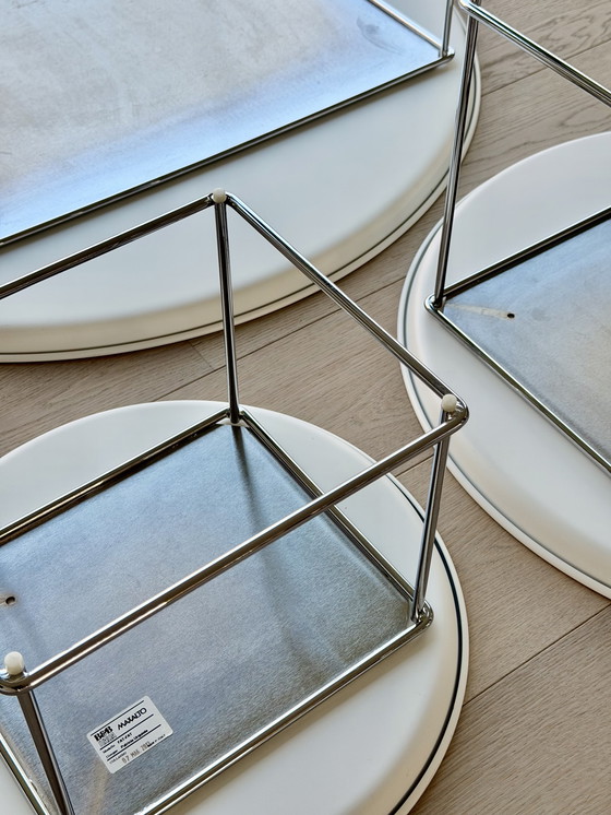 Image 1 of Trois tables d'appoint B&B Italia FAT FAT blanches avec cadre chromé