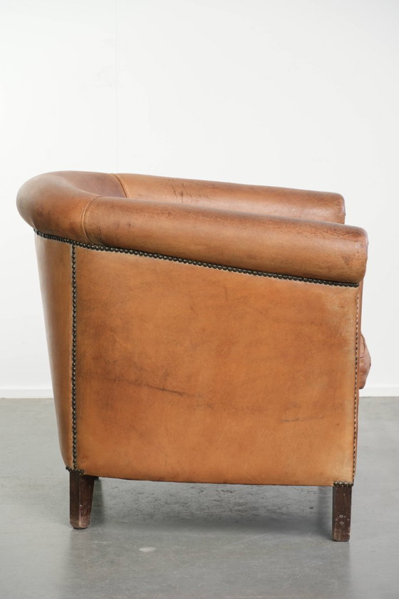 Heerlijke vintage schapenleren clubfauteuil in een mooie lichte cognac kleur met een prachtig patina en een (photo 3 of 14)
