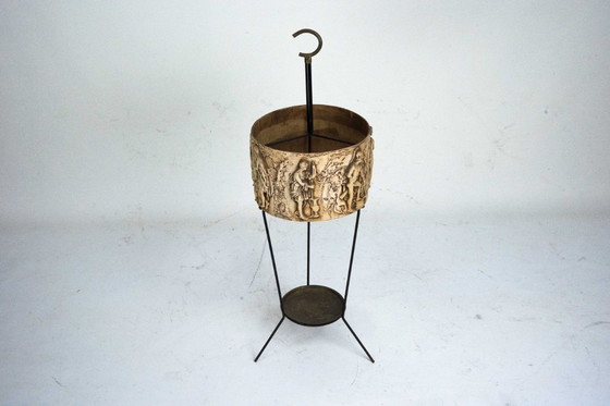 Image 1 of Paragüero de mediados de siglo en hierro y latón con relieve neoclásico, Italia, década de 1950