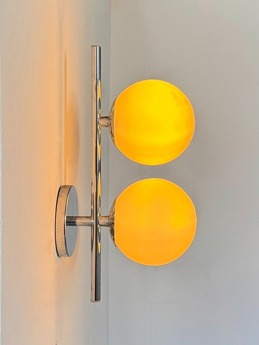 Doppelwandleuchte aus Chrom und Opalmetall, Frankreich, 1970. – wandlampen, Glass (photo 2 of 5)