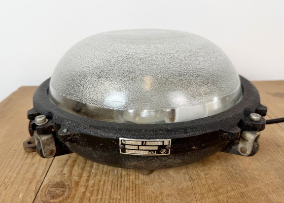Zwarte industriële gietijzeren wand- of plafondlamp van Elektrosvit, jaren 60. – Wandlampen, Glass, Cast Iron (photo 6 of 14)