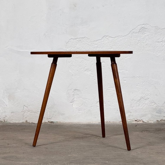 Image 1 of Mesa de centro triangular, década de 1960.