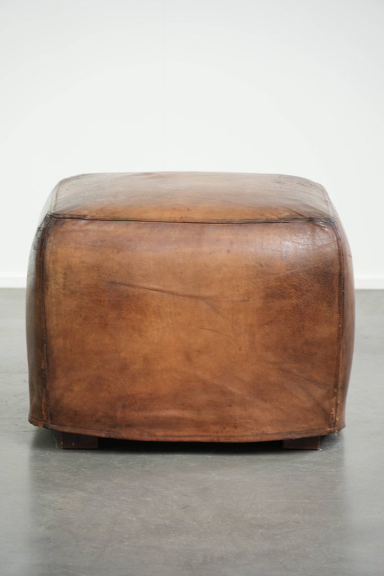 Einzigartiger und großer Design-Hocker/Fußhocker aus Schafsleder mit einer sehr schönen Patina und (photo 4 of 11)
