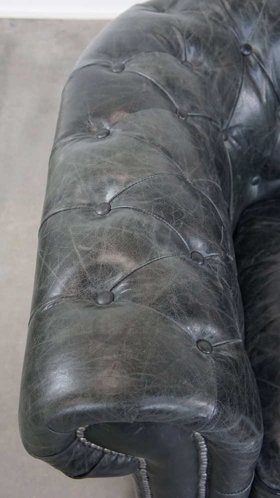 Image 1 of Ampia poltrona Chesterfield in pelle di mucca nera