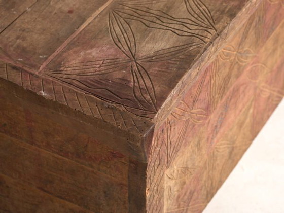 Coffre ancien sculpté en bois de pin – Europe Centrale, circa 1850 – Commodes (photo 17 of 40)