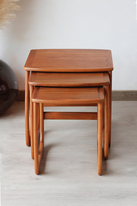 Image 1 of Tables Gigognes Vintage en Teck – Design Années 60 | Meubles Nathan