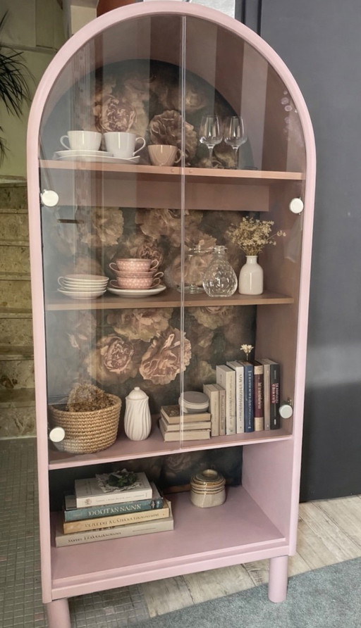Roze gebogen kast