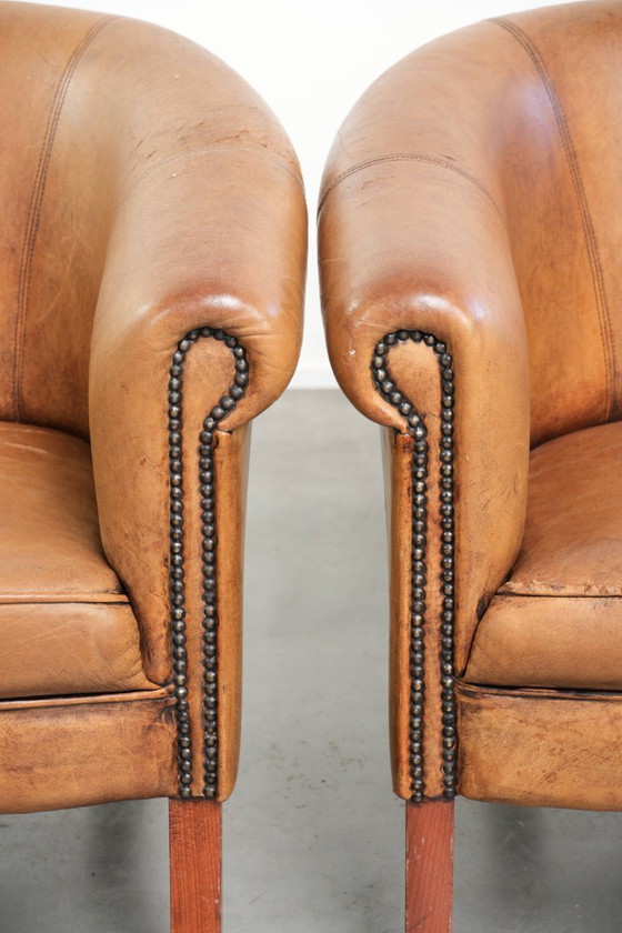 Image 1 of 2 x Subtiele karaktervolle vintage schapenleren clubfauteuil met een mooie lichte kleur en een mooie patina look